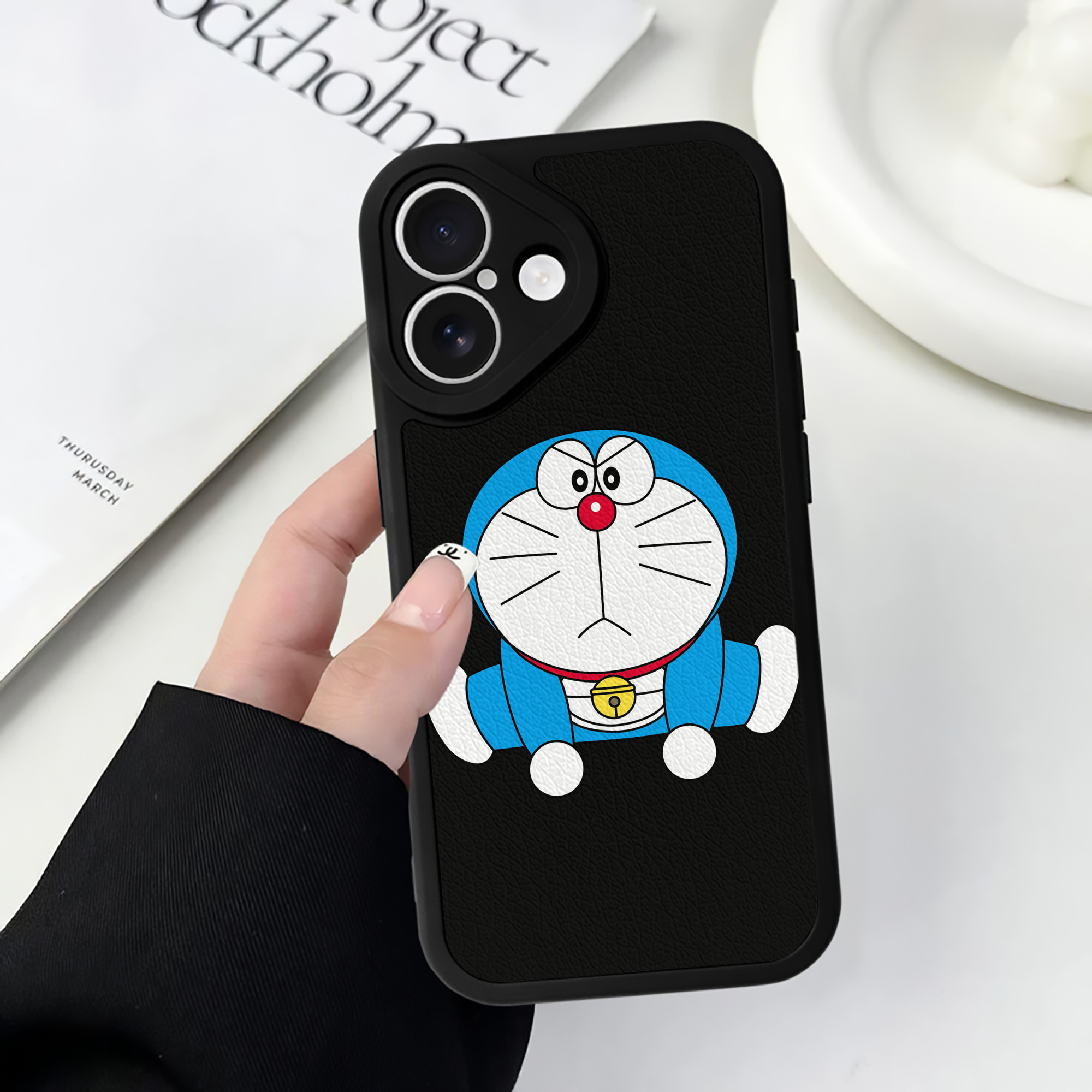 （画像用） ドラえもん Doraemon 【iPhone 16シリーズ対応】シリコンスマホケース（レザー調） 材質：シリコン